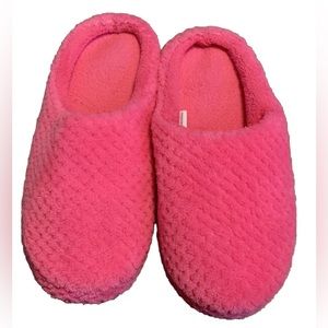 Women’s Size Small Slippers Fuzzy Lightweight Slip-On Round Toe Bright Pink